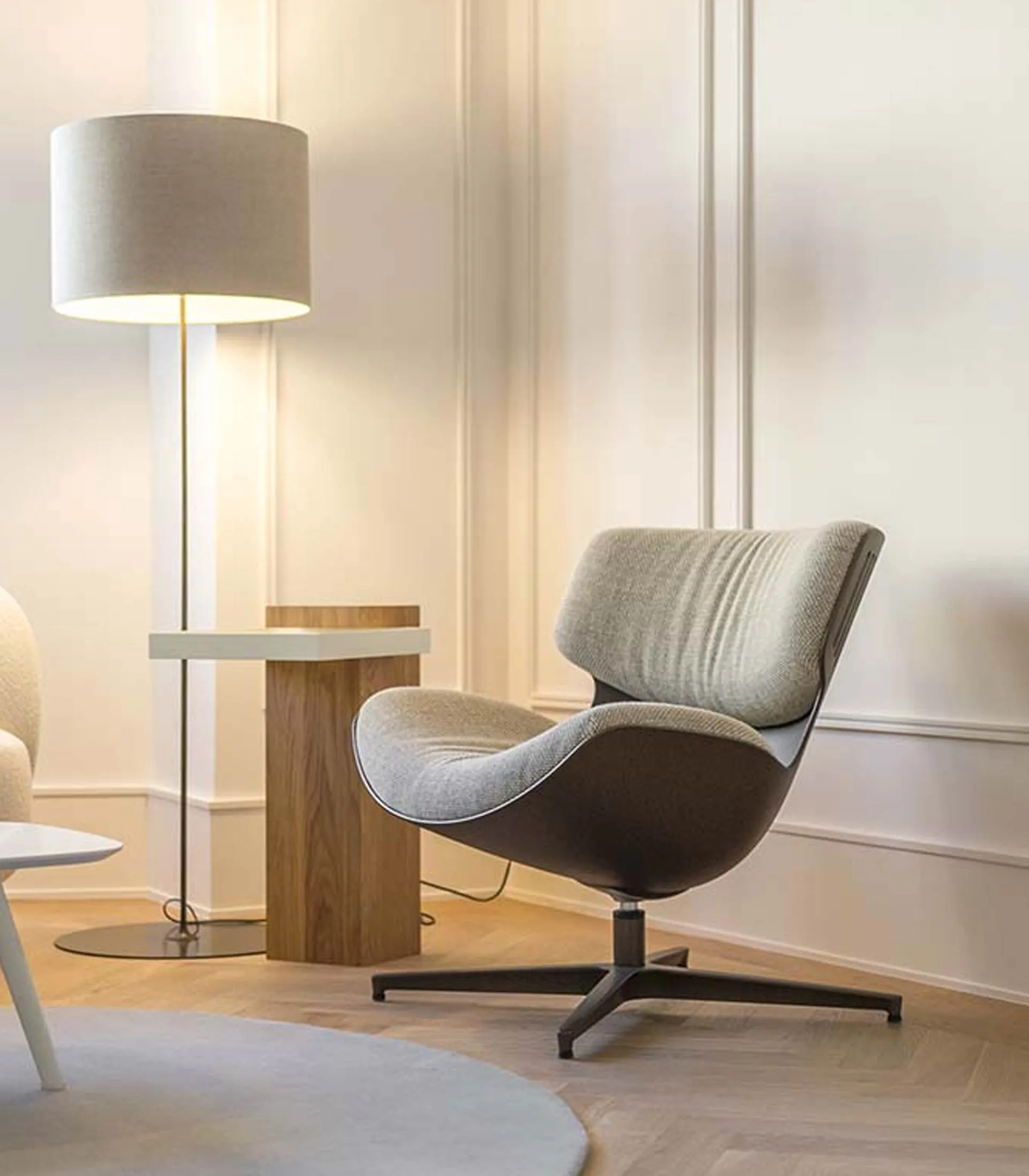 Amuebla Rent project: lounge chair and floor lamp by Quadrifoglio Group